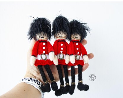 Queens guard ornament  knitting flat