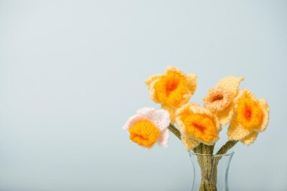 Easy Pipe Cleaner Daffodils and Tulips