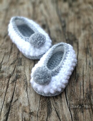 Baby bootie crochet pattern, baby slipper with knobblies and pom pom