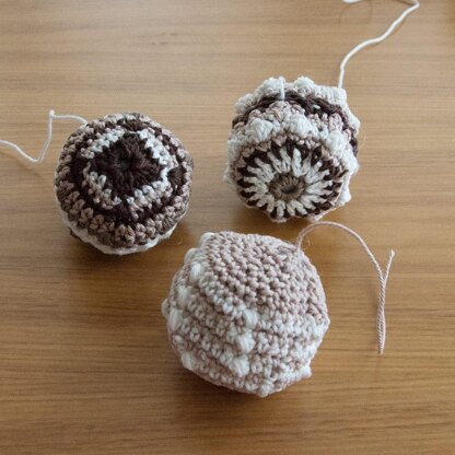 Christmas Baubles / Weihnachtskugeln