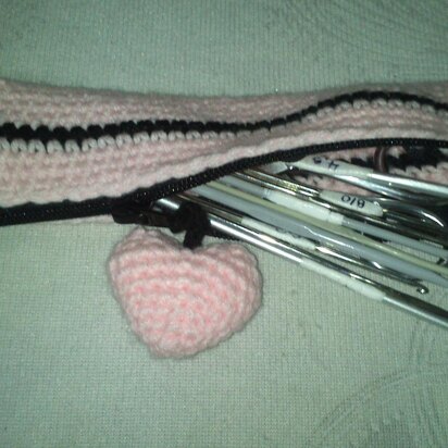 Cartuchera con corazon/Crochet Hook Holder