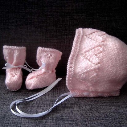 Sweetheart Bonnet & Booties Set (DK)