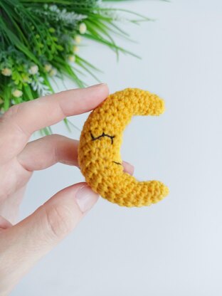 Crochet moon pattern, amigurumi crescent moon