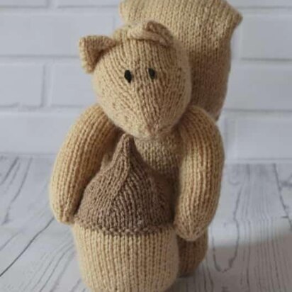 Nutty the Squirrel - knitting pattern