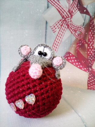 238 Rat or Mouse on a bauble