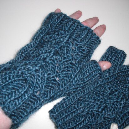 Cocooned mitts - knitting pattern