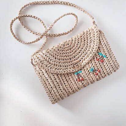 Clutch with raffia yarn