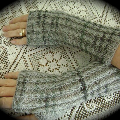 BABY CABLE FINGERLESS GLOVES