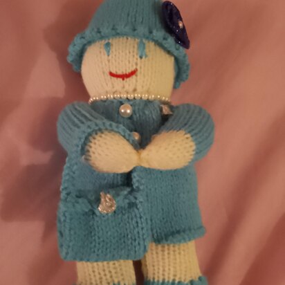 Queen elizabeth in coat and hat - knitting pattern