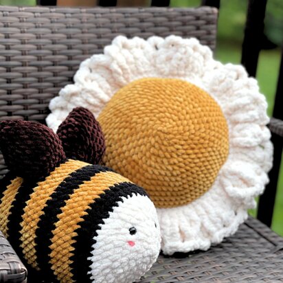 Bumblebee Daisy Pillow set