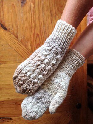 Bobble and vine mittens