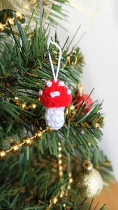 Mushroom keychain free crochet pattern, amigurumi mushroom crochet ornament