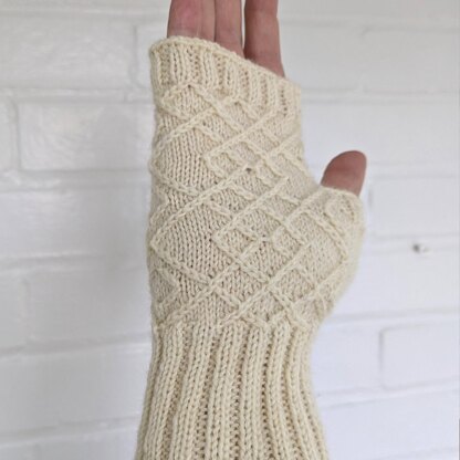 Finely Knit Argyle Mitts