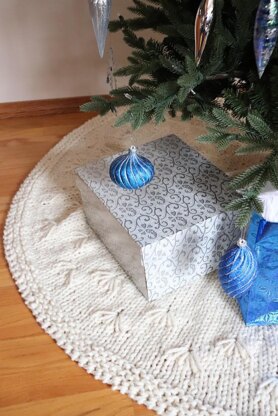 Snowbell Tree Skirt