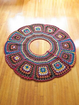 Tricia's Tree Skirt in Patons Classic Wool Worsted - Downloadable PDF