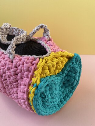 Duffle Days Crochet pattern by Sam Hermes