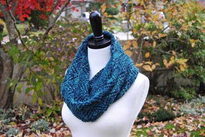 Eccentric cowl