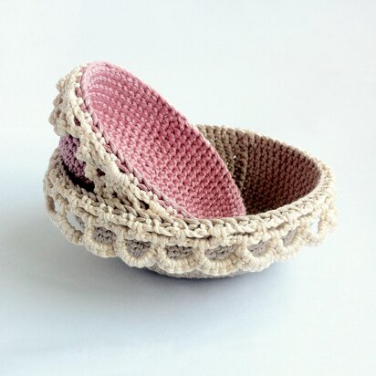 Lace-edged Nesting Bowls