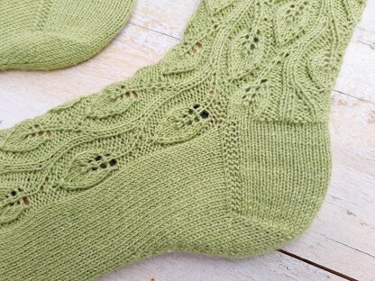 Leaf Twine Socks