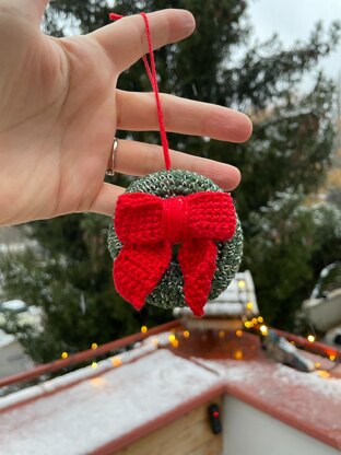 Christmas wreath ornament crochet pattern