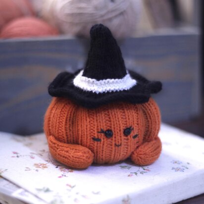 Little Halloween pumpkin Liz - knitting pattern