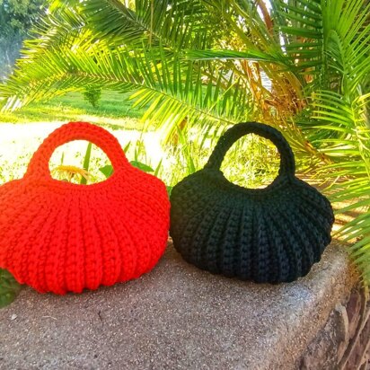 Crochet bag pattern: The Portable handbag