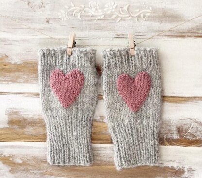Fingerless gloves with heart