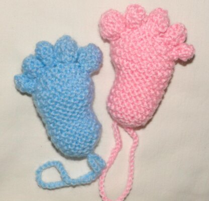 Lovely baby feet knitting pattern