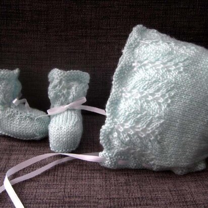 Marguerite Bonnet & Booties Set (DK)