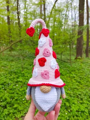 Crochet Valentine gnome