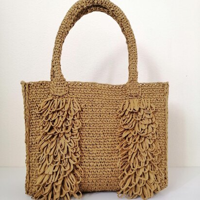 Fringe tote from raffia