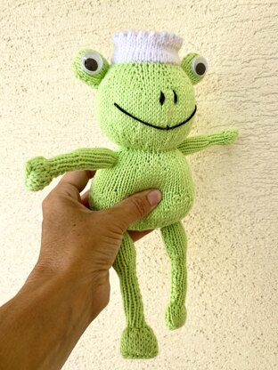 Pattern: Knitted King Frog, amigurumi frog, toy rattle for baby, knitted toy