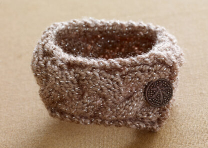 Glittering Knit Bracelet in Lion Brand Vanna's Glamour - L0589