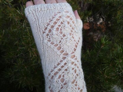 Frosted Winterberry Fingerless Gloves