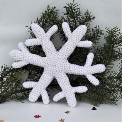 Voluminous crochet snowflake