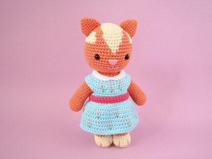 Claudia the Cottage Cat Amigurumi