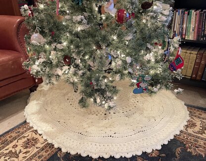 Bonnie's Aran Cabled Christmas Tree Skirt