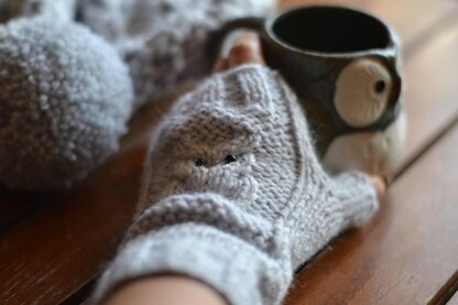 Fingerless gloves with owl detail