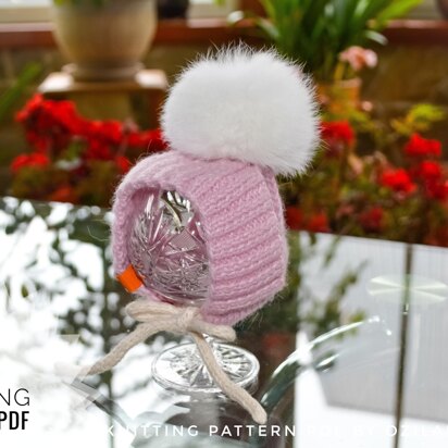 Hat with pompom for small dog