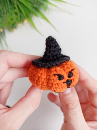 Crochet witch hat pattern, easy crochet Halloween keychain Crochet ...