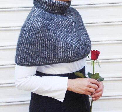 Reversible cabled capelet