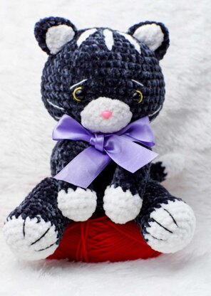 Fluffy cat amigurumi crochet doll pattern