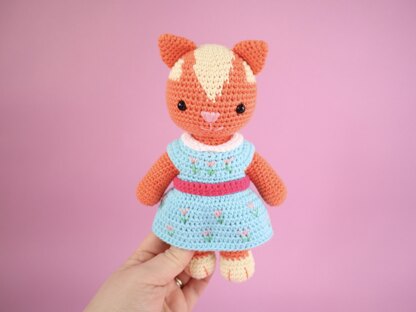 Claudia the Cottage Cat Amigurumi