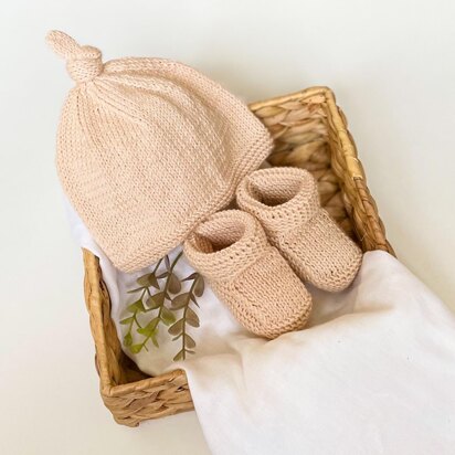 Cute and Simple Newborn Booties and Bonnet