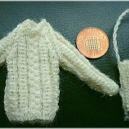 1:12th scale Ladies Aran jumper and bag