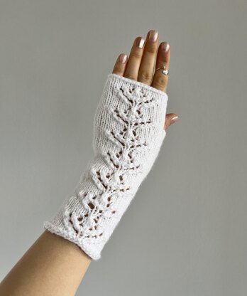 Blooming Snowdrop Fingerless mitts