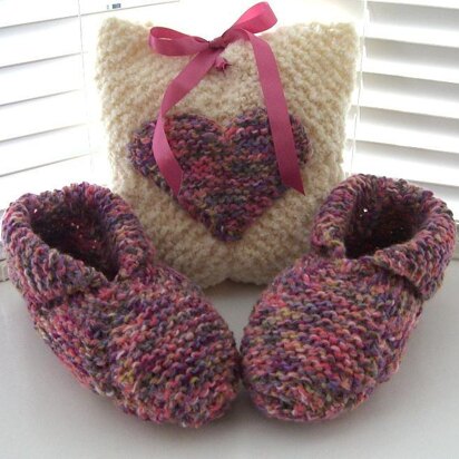 Travel Slippers & Pouch (allsquareknits) - knitting pattern