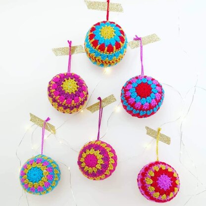Crochet Baubles and Chain Garland Pattern - Christmas Decorations