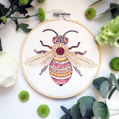 Un Chat Dans L'Aiguille Mireille the Bee Printed Embroidery Kit