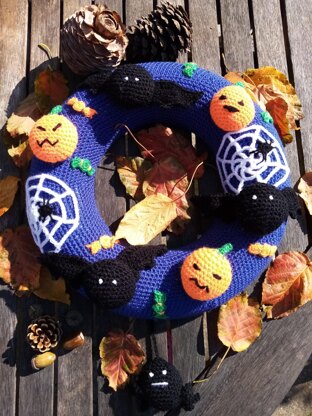 Crochet halloween wreath and bunting